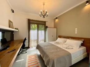 Small Gem Studio Athens, next to metro nomismatokopeio